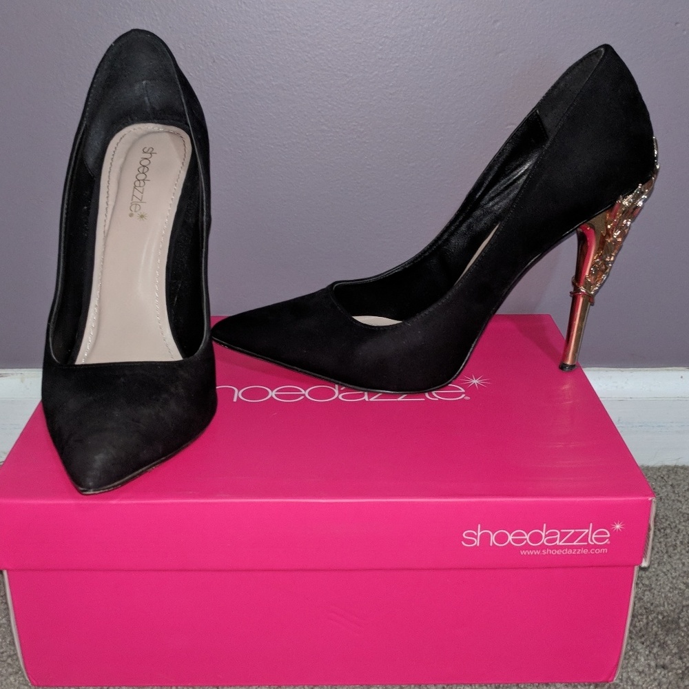 Black pumps with gold heel details EUC